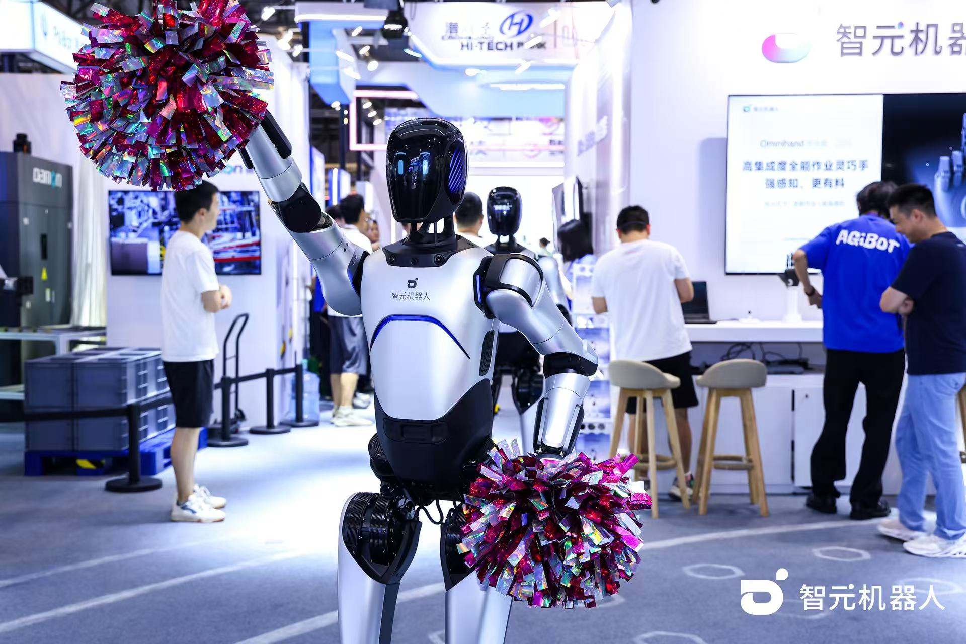 乐鱼com机器人 WAIC 首日展台火爆，机器人家族集体打工忙不停